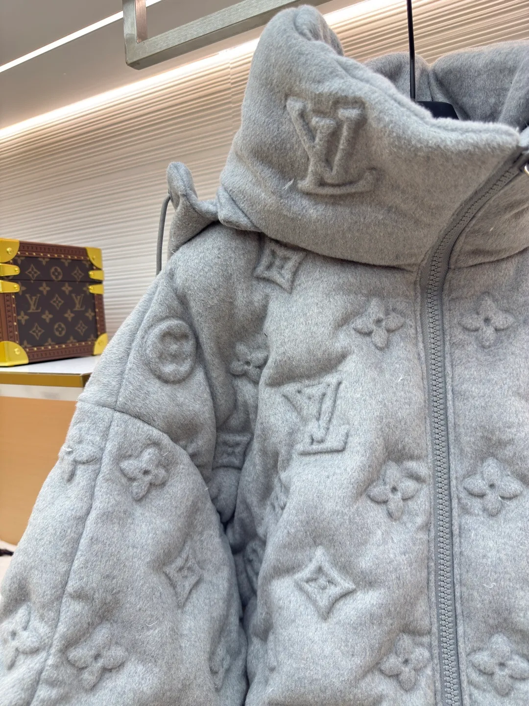 LOUIS VUITTON Presbyopic embossed embossed down jacket ●Item number: 1680535-F25 ●Material: white goose down ●Technology: embossed embossed ●Version: fitted version ●Weight: about 3320 grams ●Size: S-M-L-XL ●Description: The fabric itself contains a lot of cashmere, and the inside is filled with 90 white duck down. It is super fluffy and difficult to process. The scrap rate of embossing fabrics of different materials reaches more than 50%. The hood is detachable and the pockets have hidden zippers, which is not only warm, but also very safe. The upper body effect is very good. It does not look bloated, but it is a concave shape artifact. I also like gray clothes because gray looks very high-grade, coupled with the embossed presbyopia logo. , low-key and stylish, same style for men and women!